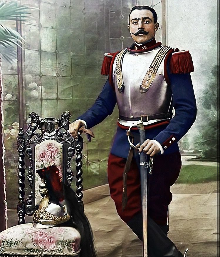 🇫🇷 French cuirassier, a cavalryman equipped with a sword and pistol, from the 12th regiment of cuirassiers, 1914. Credit: Malczewski Colorization. 
📷 colorized_pics