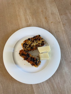 hillhamer's tweet photo. Something sweet to follow.  @SideOven award winning fruit loaf and proper Cheddar cheese. Must be a Yorkshire thing.  Only way to go. #LowCarbonLunch @FoodHull @FoodPlacesUK https://t.co/qsYm788ZV9