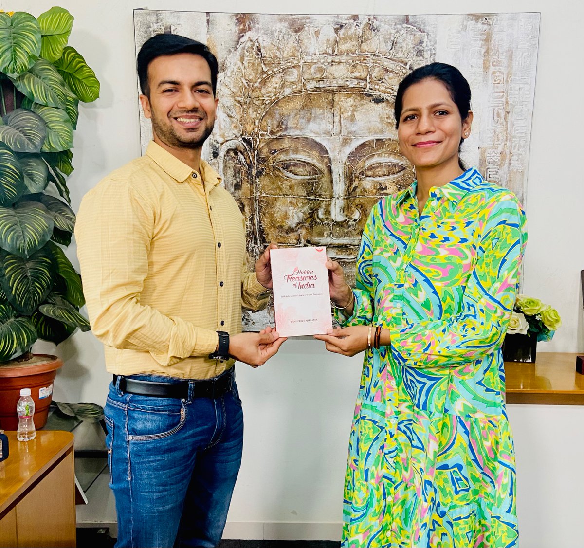 KanupriyaAj's tweet photo. With the brilliant, kind and truly inspiring life coach Sneh Desai 🌟 
#Hiddentreauresofindia #scriptures #stories #readingisforever #eternaltales #eternalstories https://t.co/CoA21QoTYF