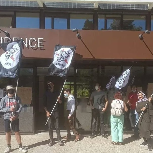 scum34's tweet photo. Aujourd'hui, les étudiantes et étudiants sans Master se sont rassemblés devant la présidence de l'université Paul Valéry et ont obtenu un rendez-vous.

Il est temps que chacun soit enfin inscrit dans la formation de son choix. Il y a urgence !
#etudiantssansmaster https://t.co/qCpQ7qWwMa