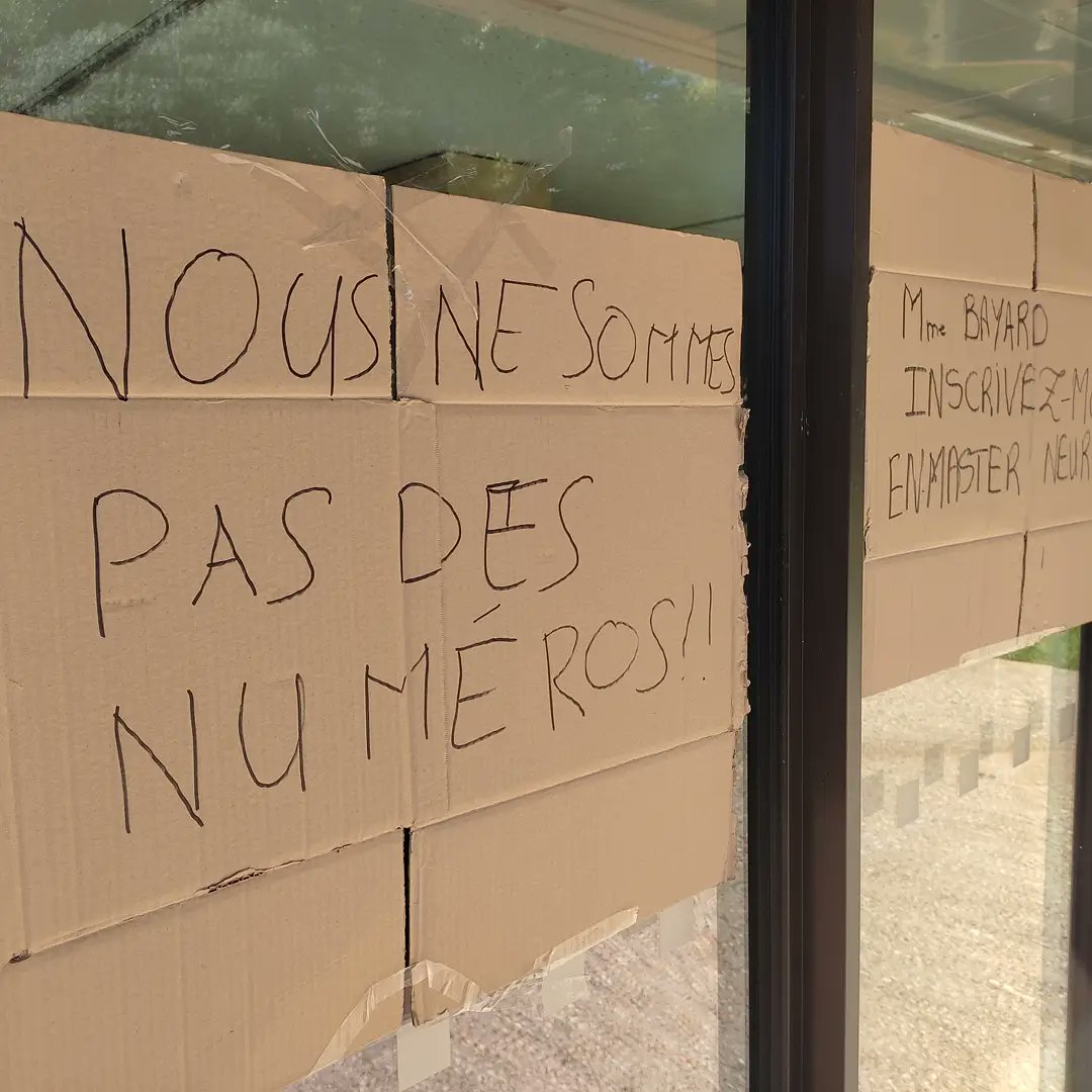scum34's tweet photo. Aujourd'hui, les étudiantes et étudiants sans Master se sont rassemblés devant la présidence de l'université Paul Valéry et ont obtenu un rendez-vous.

Il est temps que chacun soit enfin inscrit dans la formation de son choix. Il y a urgence !
#etudiantssansmaster https://t.co/qCpQ7qWwMa