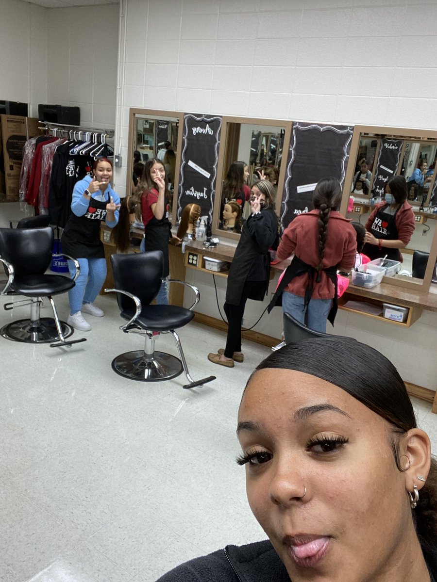 Aarissakailey's tweet photo. poor warriors, those 3 happy faces will be sad faces friday😩😩😩😂 @VictoriaISD #vehs #bob21 https://t.co/whG9rYOc5A