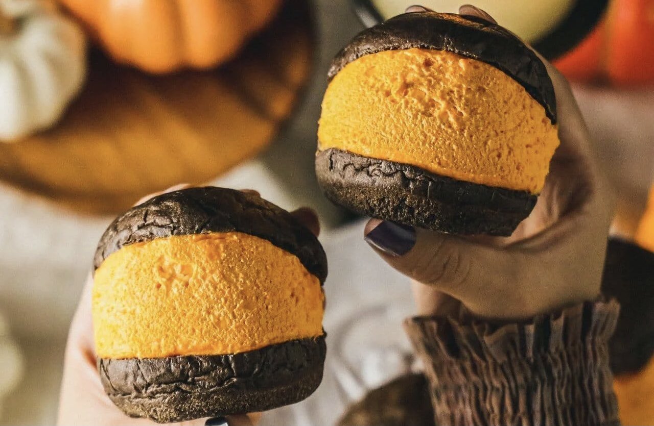 極上のスイーツ １０月１２日よりセブンイレブンから 黒色のブリオッシュパンに かぼちゃ味のホイップクリームと ほろ苦いキャラメルソースをたっぷりと詰めた マリトッツォ パンプキン が新発売されます T Co Vcvvoqfioj Twitter