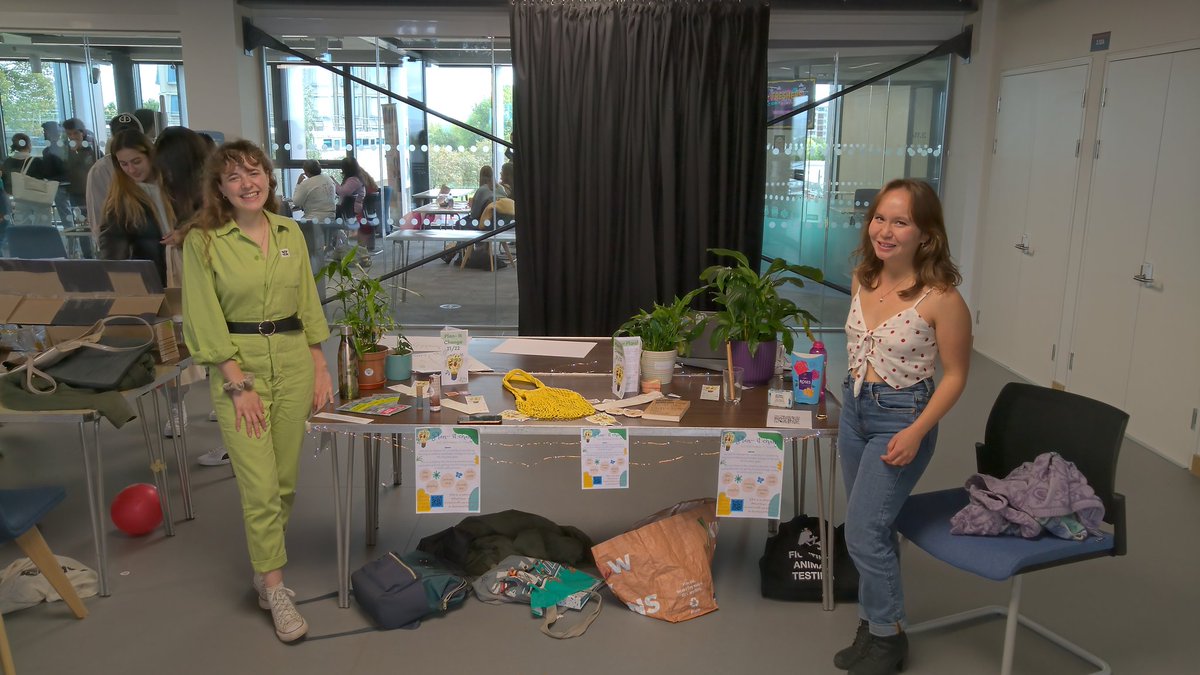 Check out the sustainability society at Freshers Fair with the lovely Emily and <a href="/BethanyWebste17/">Bethany Webster</a>! <a href="/uniofleicester/">University of Leicester</a> #Sustainability <a href="/planitchangeuol/">Plan-It Change</a>