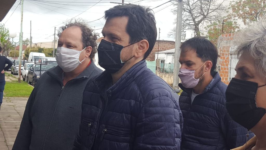 UCR_Zarate's tweet photo. #Timbreo y charlas con vecinos
Los candidatos de #Juntos siguen recorriendo la ciudad. Sin pausa, luego de las PASO se reanudaron las cotidianas visitas a barrios y charla con vecinos. Ahora como candidatos, pero como siempre, cómo vecinos preocupados por cambiar esta realidad https://t.co/TlGX0ZkS9E