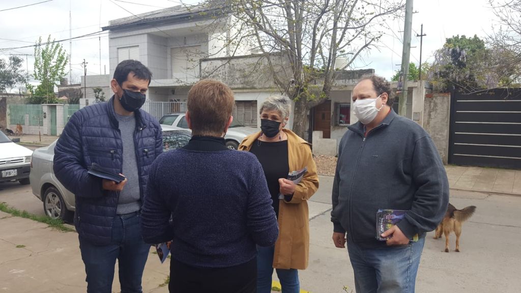 UCR_Zarate's tweet photo. #Timbreo y charlas con vecinos
Los candidatos de #Juntos siguen recorriendo la ciudad. Sin pausa, luego de las PASO se reanudaron las cotidianas visitas a barrios y charla con vecinos. Ahora como candidatos, pero como siempre, cómo vecinos preocupados por cambiar esta realidad https://t.co/TlGX0ZkS9E