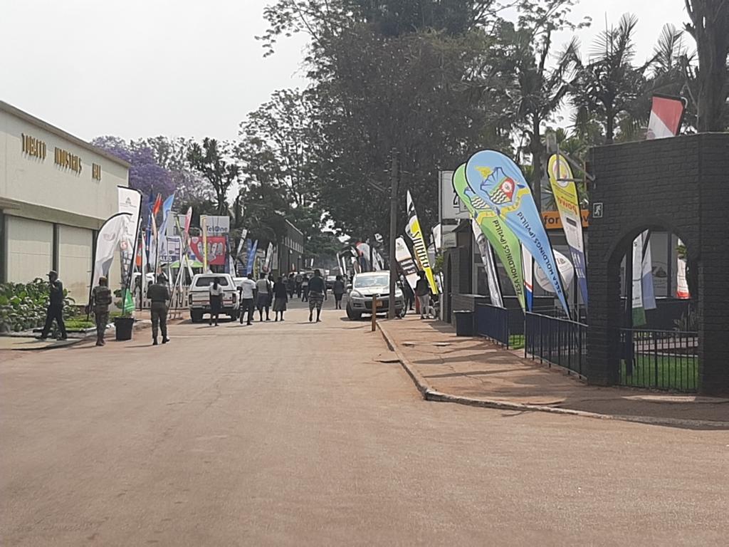 ProvinceHarare's tweet image. ZAS,Harare show in full swing.#Dates 27/9/21 to 2/10/21. An interactive platform with both Public &amp;amp; Private organisations. #Theme"Synergies for   Growth,Cooperate-Collaborate-  Complement" #EntryFee Adults RTGs 430,Kids RTGs 85.#HarareIsOpen4Business @TMuguti @cohsunshinecity