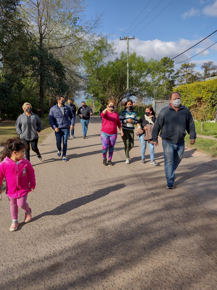 UCR_Zarate's tweet photo. #Timbreo y charlas con vecinos
Los candidatos de #Juntos siguen recorriendo la ciudad. Sin pausa, luego de las PASO se reanudaron las cotidianas visitas a barrios y charla con vecinos. Ahora como candidatos, pero como siempre, cómo vecinos preocupados por cambiar esta realidad https://t.co/TlGX0ZkS9E