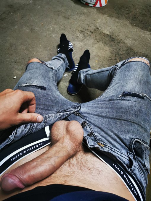 Come and serve daddy in the storage ? https://t.co/UQgwRwHWFZ