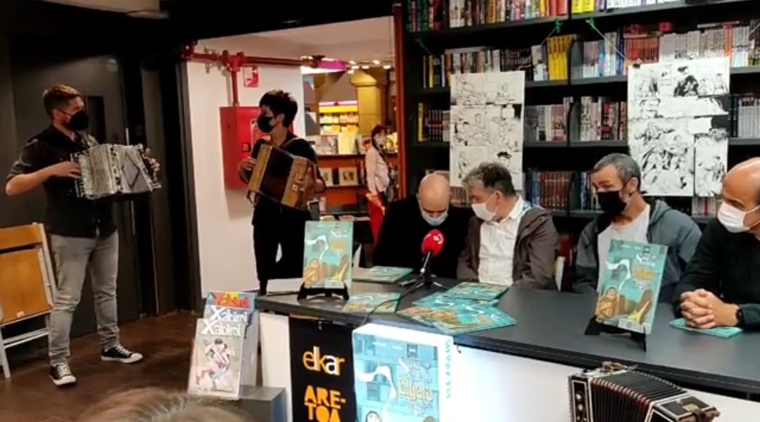 koldo_tellitu's tweet photo. @EHIkastolak eta @trikitielkartea eraman dugu aurrera komiki hau "sasi artean Elgeta". Ikastolok gure artean bezala, Euskal kulturgintzan ere elkarlanean sinisten dugulako, elkarlanaren bitartez bakarrik lortuko dugulako Euskararen eta Euskal kulturaren ezagutza eta transmisioa https://t.co/zLYvJz3MyR