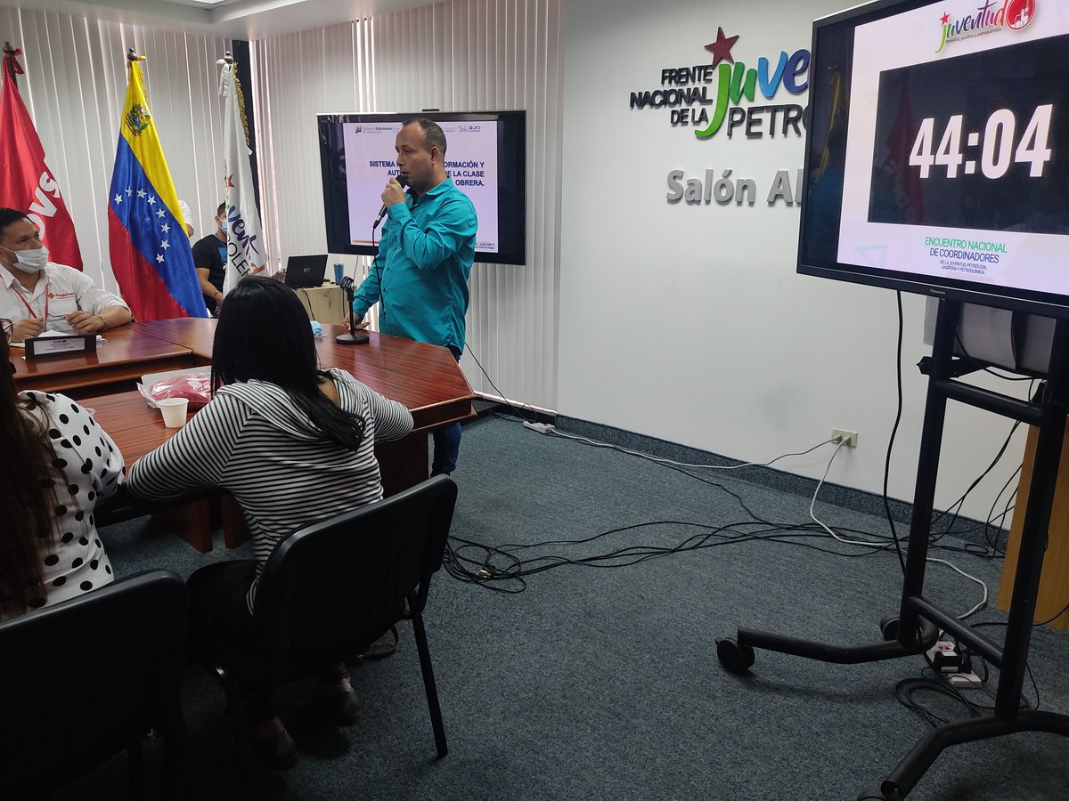 Inicia ponencia de nuestro hermano <a href="/EdgarBlanco_VE/">Edgar Blanco</a>, Viceministro del <a href="/MinTrabajoVE/">Ministerio del PP para el Proceso Socia de Trabajo</a>, sobre la formación y autoformación de la clase obrera. Seguimos en el Encuentro de Coordinadores Estadales de la Juventud Petrolera, Gasífera y Petroquímica. 💪👷🏾👷🏻‍♀️🇻🇪
