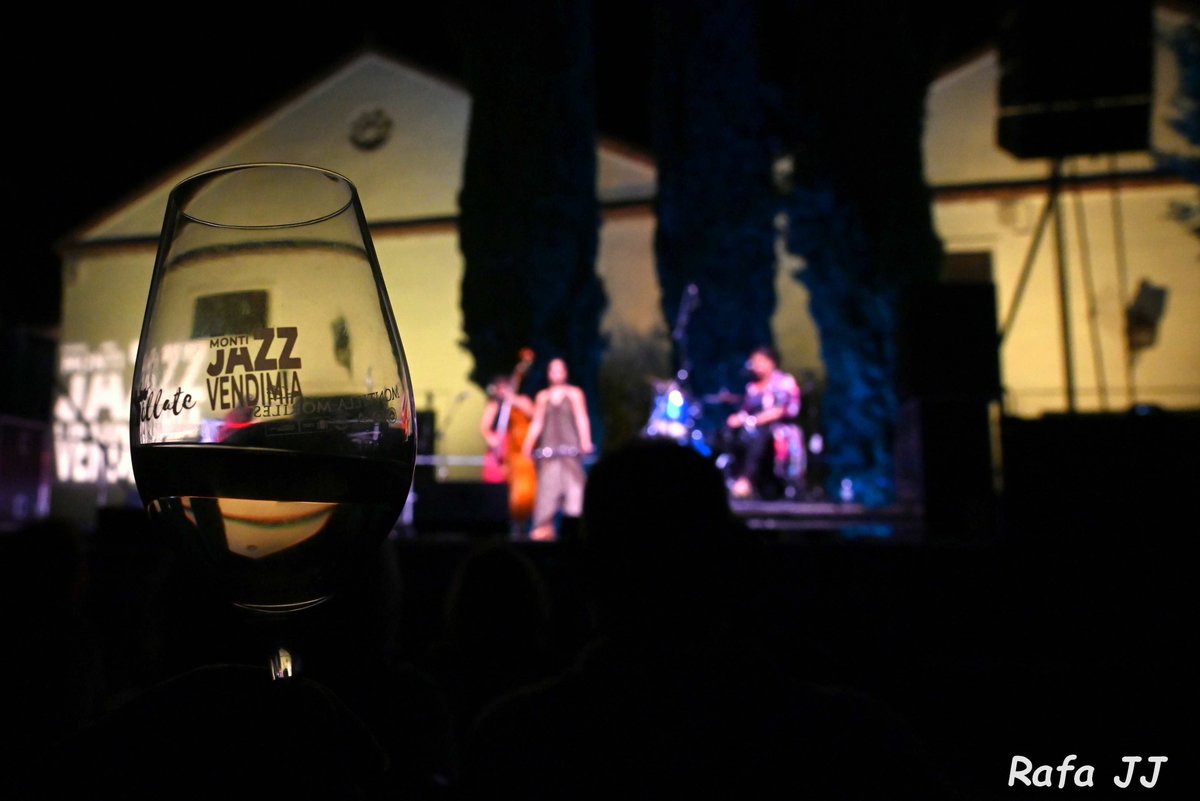 Así se ve #Montijazz a través de las copas con las que cada año agradecemos al público su respaldo en los conciertos.
📷 Rafael Jiménez Jiménez