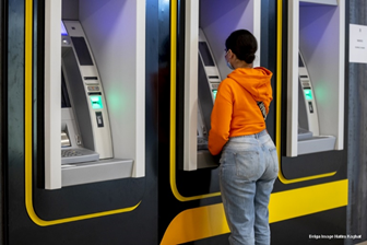 LaChambreBE's tweet photo. Débat d’actualité s/ le service bancaire avec @PYDermagne en com #Économie & questions ea s/ travail forcé Xinjang, bisphénol ds tétines, #Biddit & taux crédits hypothécaires, record de signalements fraude au SPF Économie > https://t.co/hcY26CLu0l Live ⏩ https://t.co/AaROJ1Zywu https://t.co/AzNPZVVccm