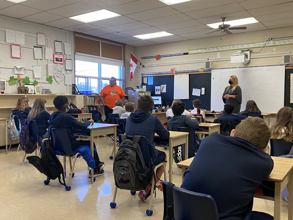 Camillocipriano's tweet image. Privileged to be sitting with @stpatsNF Mrs. Cha grade 6/7 class and listening to Phil Davis share stories of residential schools.  @niagaracatholic #TruthAndReconciliation #OrangeShirtDay