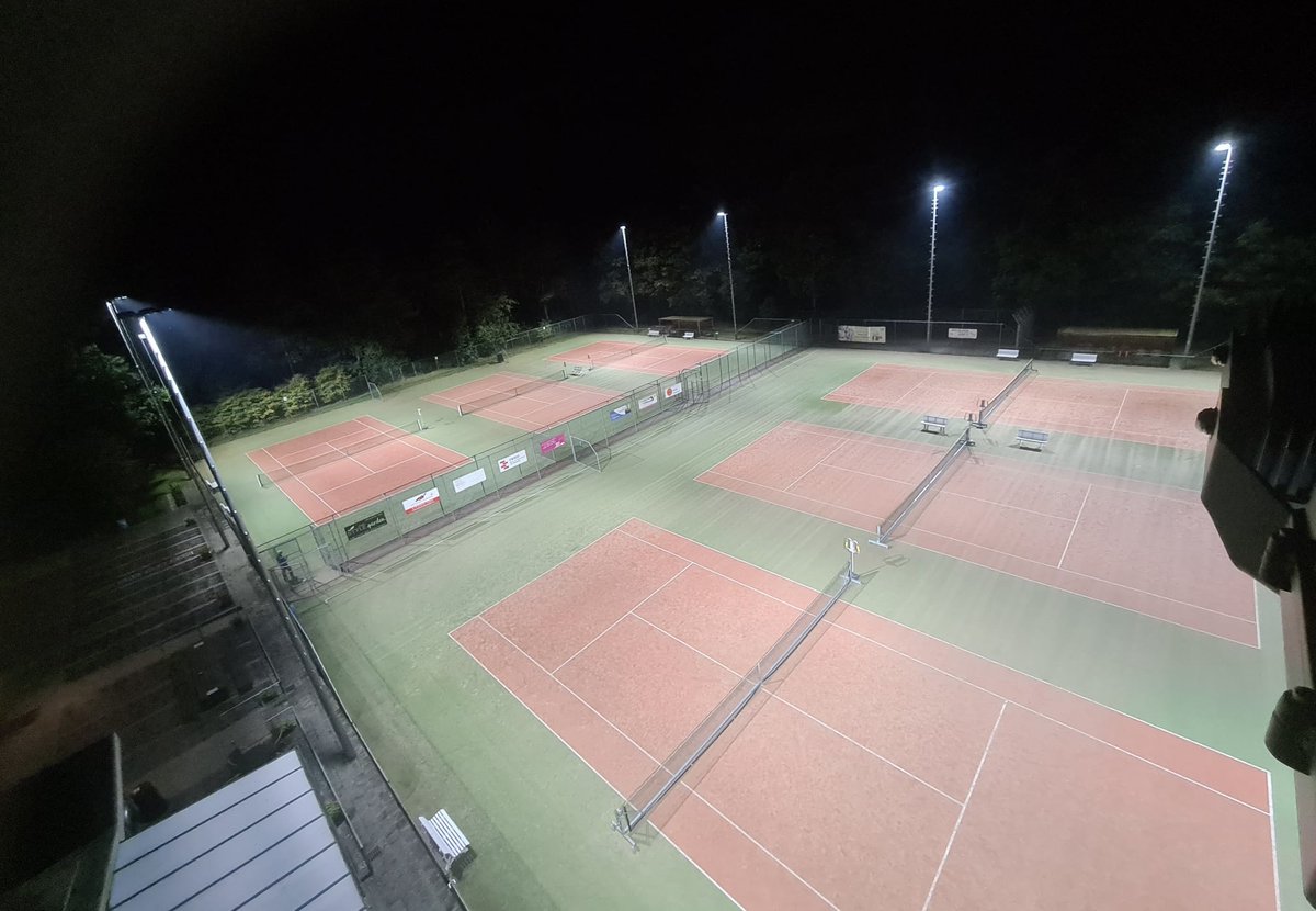 🎾 Ook SV Austerlitz kiest voor Dark Light-armatuur. De minimale hoeveelheid strooilicht en verblinding zijn dé perfecte oplossing voor deze accommodatie in bosrijk gebied. Met de installatie van led gaat de club flink energie besparen! 

#tennis #ledverlichting #duurzaamheid