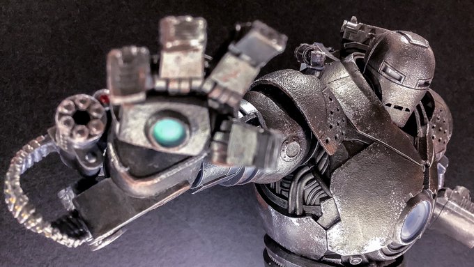 マーベルレジェンドのアイアンモンガー、サクッと簡単にリペイントしてみた。
ささっと筆でガンメタを全体に塗って、スポンジでぽんぽんとチッピングを銅色、銀でかけてみた。
素材が素晴らしいからサクサクみるみるうちに質感が上がってめちゃくちゃ楽しいリペでした。(h 