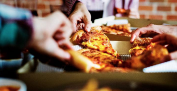DailyMirror's tweet photo. Pizza hut is offering £5,000 for someone to critique their stuffed crust pizzas
https://t.co/NdrJWGkDo4 https://t.co/KqWgT1h0a9