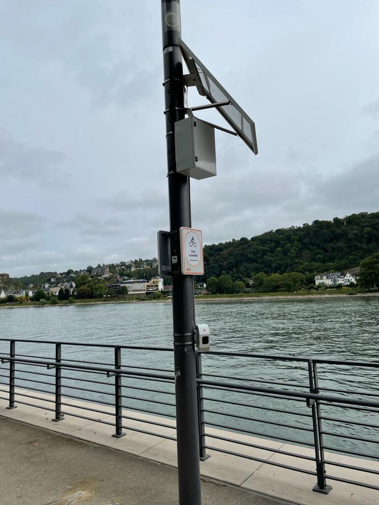 cycle_data's tweet photo. De eerste Signums in Duitsland zijn een feit! De Gemeente Koblenz wil ook meer inzicht in het gebruik van hun fietspaden!
#signums #fietstellers #duitsland #koblenz #cycledata https://t.co/1Cbd81FqYp