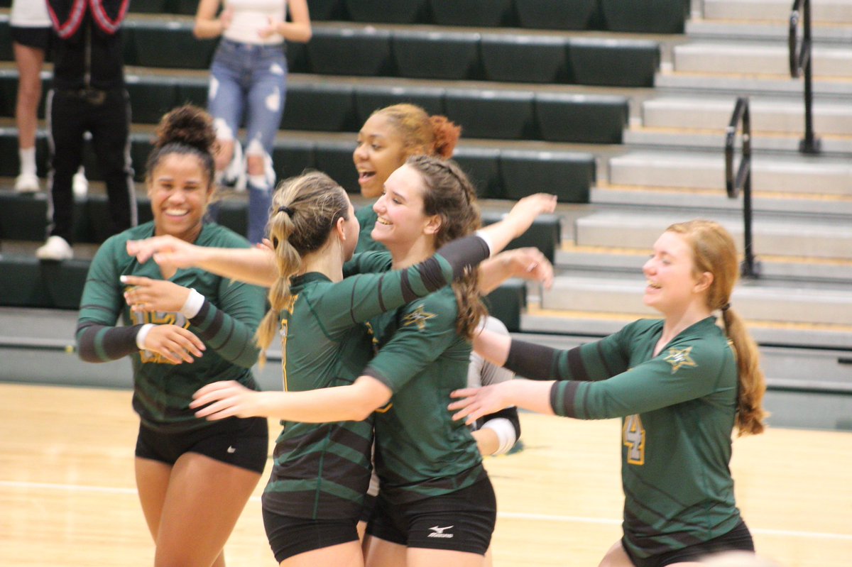 HTVolleyball's tweet photo. Congratulations to senior Grace Green who achieved the milestone of 1000 kills last night! We are so proud of you Grace! πππ #milestoneachieved #1000club #htvolleyball #boom https://t.co/eG3vITw1s4