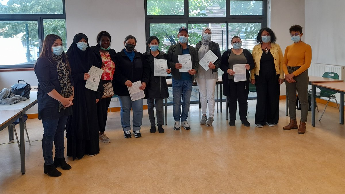 ActESSonne's tweet photo. 👏 Félicitations aux 32 apprenants de cette première promotion de formation linguistique. 78h de cours chacun s'achevant par une cérémonie de remise de Tests de Connaissances de Français (TCF). 🇫🇷🎓
 #FlesDeParis #CFPGrigny #MEIF 

#Inclusion #formation https://t.co/BUNcB2pfC9