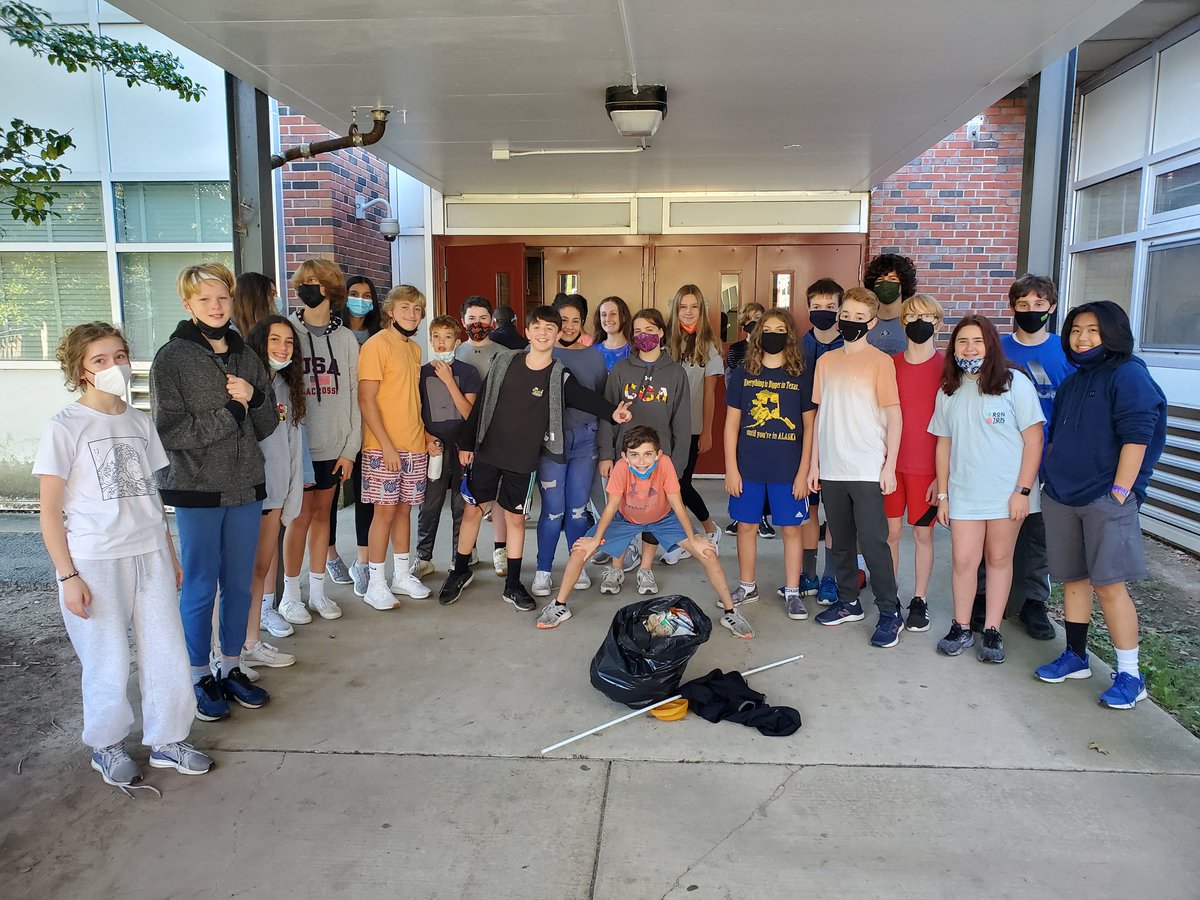 MsValentineRMS's tweet photo. Took the #STAG class out for a little fresh air and we picked up trash! #cleangreen15 every little bit adds up! @TeamRidgely @RidgelyMSPTA @BCPSOutdoorSci @MAEOE_MD @BaltCoPS @BaltCoGov @BaltCoExec @BarishSeth @CbyersChristina https://t.co/Oxkhv5AJp0