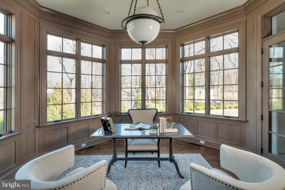 RedHouseStaging's tweet photo. A work-from-home space is a must for many buyers these days. Use our expert tips to stage an inviting and functional home office!
https://t.co/rPIeApG1bX https://t.co/J6NeblmF1d