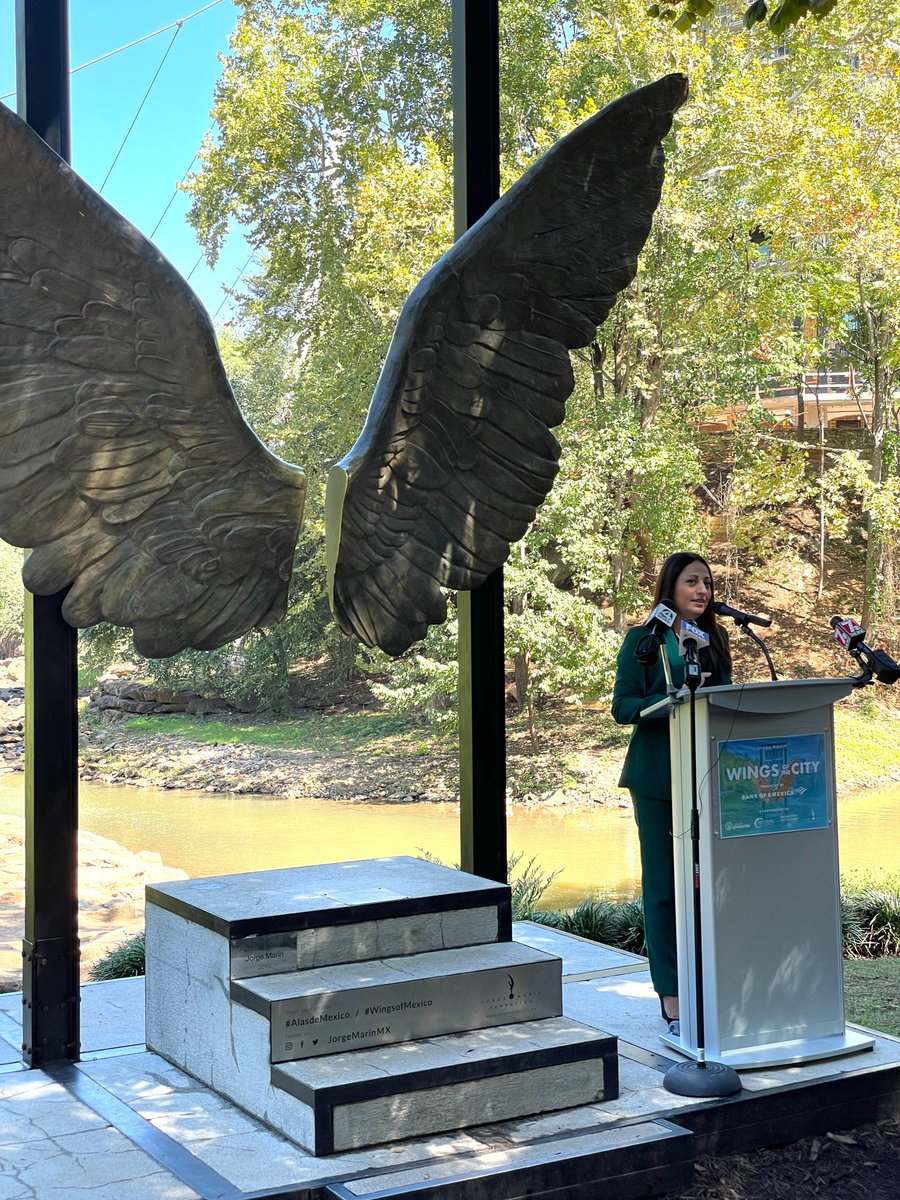 gvilleevents's tweet photo. The #WingsofGVL will be flying to their next location this weekend - Raleigh, NC! 🦋
On Monday, the #WingsoftheCity presented by @BankofAmerica supporters gathered to say farewell to this beautiful exhibit by @jorgemarinmx. The deconstruction process has already begun. https://t.co/kD312h894Z