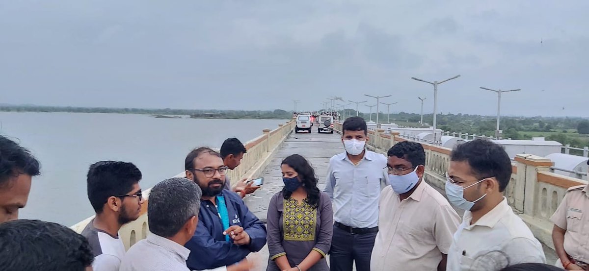 Collectorbhav's tweet photo. ભાવનગર જિલ્લાનાં રજાવળ ડેમની મુલાકાત જિલ્લા વિકાસ અધિકારીશ્રી સાથે લઈ સ્થાનિક વહીવટી તંત્ર સાથે નીચાણવાળા વિસ્તારમાંથી સ્થાળાંતરની સમીક્ષા તથા પુરની પરીસ્થીતીની સમીક્ષા તથા ગામ લોકો સાથે ચર્ચા કરવામાં આવેલ.
@CMOGuj @pkumarias https://t.co/k4WPeOHC5V
