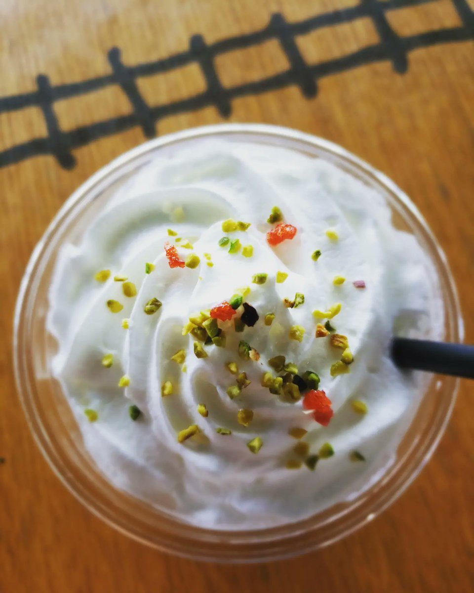 NaoKitKobJP's tweet photo. これが飲みたかった
#ピスタチオラテ 
#pistacchiolatte
@_1tree2018

日本の植物性脂ファットスプレッドの生クリームが苦手な私。
オーストリアで食べた生乳的なクリームに近く、甘すぎず美味しかった。
あっという間に飲みほした。 https://t.co/XMxSBDXrod
