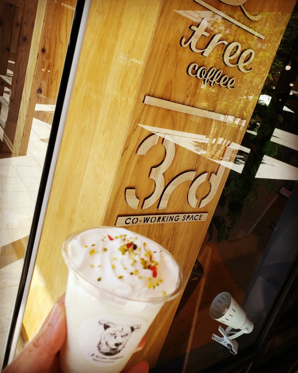NaoKitKobJP's tweet photo. これが飲みたかった
#ピスタチオラテ 
#pistacchiolatte
@_1tree2018

日本の植物性脂ファットスプレッドの生クリームが苦手な私。
オーストリアで食べた生乳的なクリームに近く、甘すぎず美味しかった。
あっという間に飲みほした。 https://t.co/XMxSBDXrod