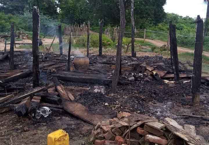 Junta soldiers burnt down 3 locals’ houses in Makyeebote village, Myaung tsp, yesterday as they couldn’t find the residents. They also tortured and interrogated 2 villagers.

#WhatsHappeningInMyanmar #Sep28Coup #Chevron_StopSponsoringSAC