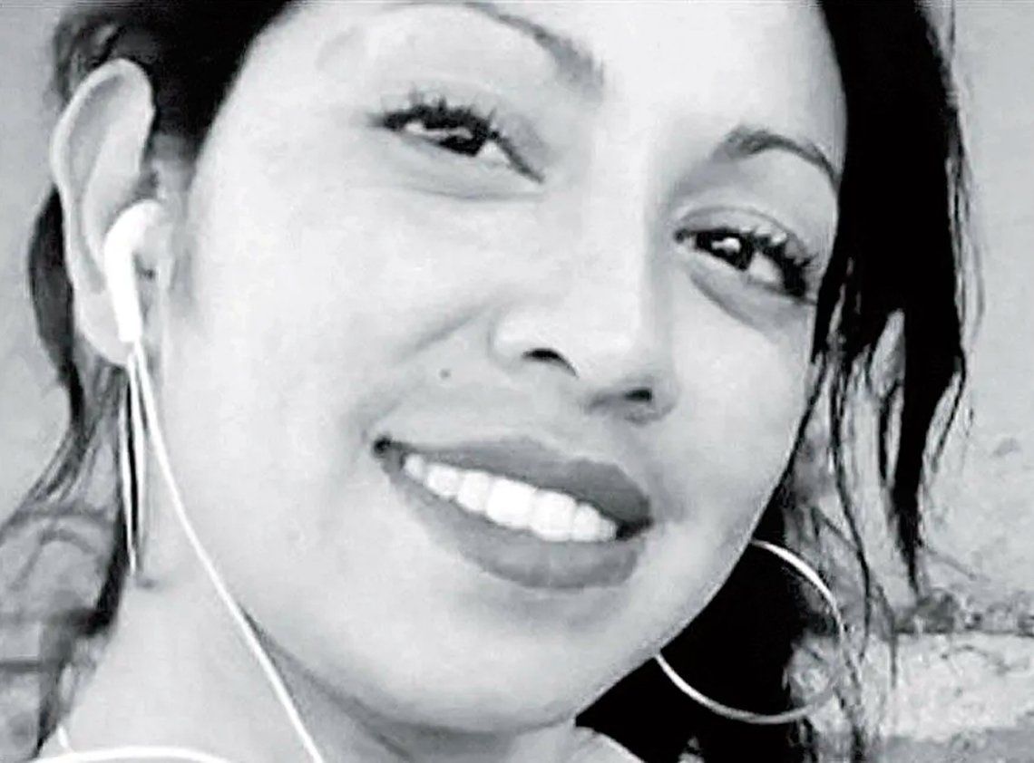 alejandrocacace's tweet photo. Florencia Magalí Morales salió de su casa en Santa Rosa del Conlara, San Luis, un día que no podía por su DNI. Presa, apareció ahorcada en la Comisaría. Dos pericias confirmaron ayer que no fue suicidio. Víctima mortal de la violencia institucional en pandemia. Queremos Justicia! https://t.co/nfhPjEvbf8