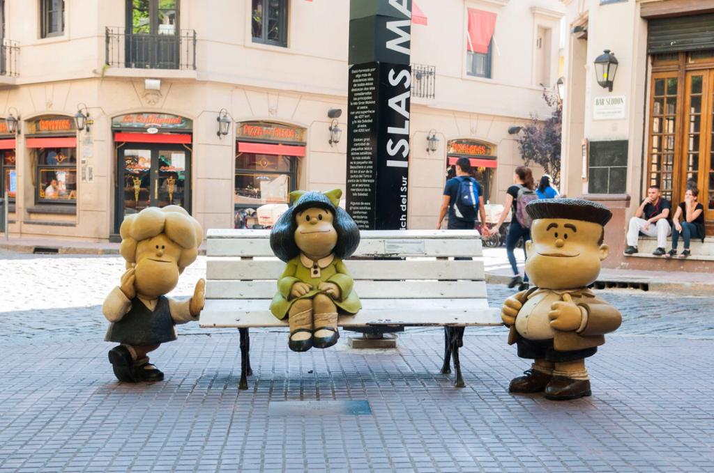 lindaenvivo's tweet photo. ❣️ Hace un año nos dejaba Quino, quien nos hizo reír, sorprender y reflexionar sobre nosotros mismos, muchas veces todo en un solo cuadrito.
⭐ Mafalda y sus amigos están en la esquina de Chile y Defensa, como homenaje permanente a su obra. https://t.co/ODuAHsPpWb