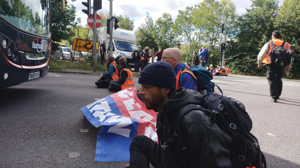 Insulate Britain tweet media