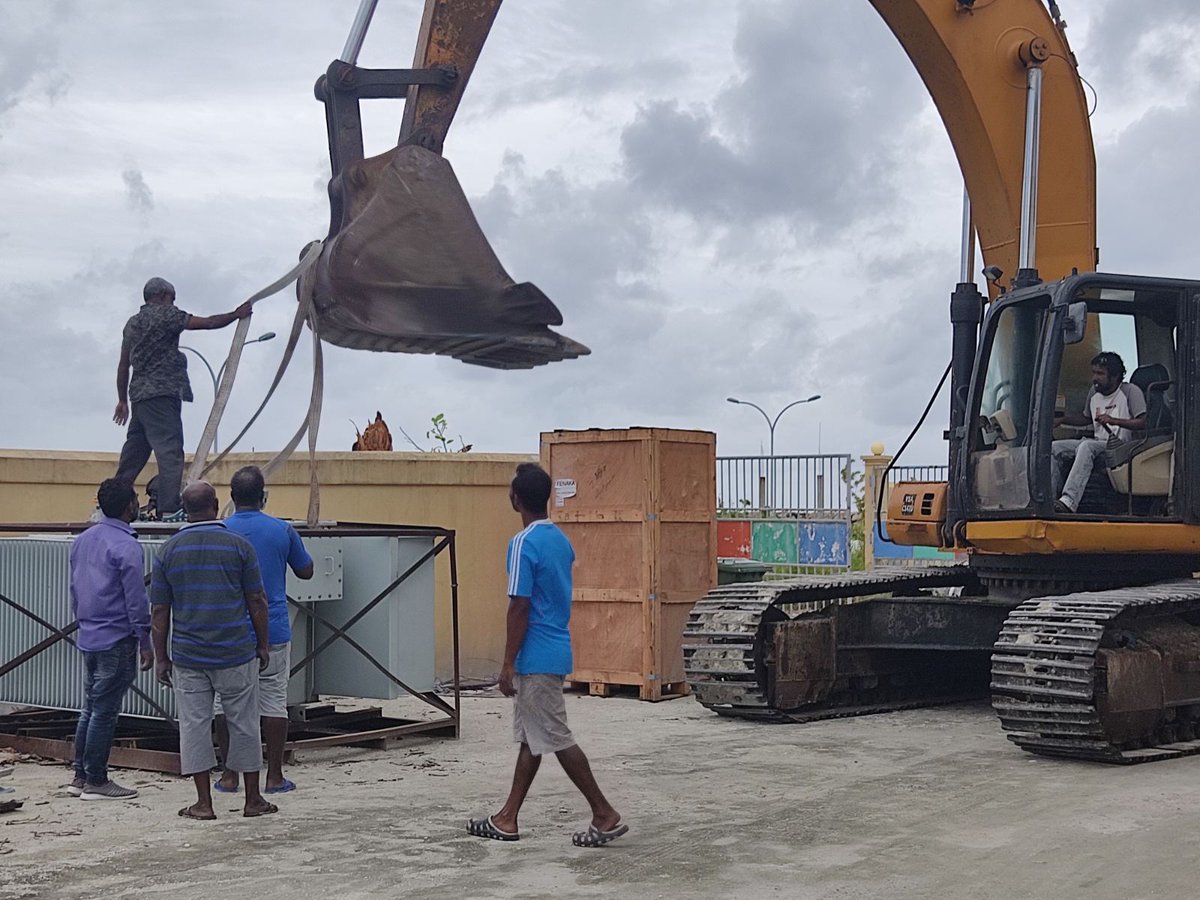 ManadhooFNK's tweet photo. ނ.މަނަދޫ ކަރަންޓު ނެޓްވޯރކް އަޕްގްރޭޑް ކުރުމުގެ މަސައްކަތުގެ ތެރެއިން ޓްރާންސްފޯމަރ ބެހެއްޓުމުގެ މަސައްކަތް ކުރިޔަށްދަނީ...
#ޓީމްފެނަކަ https://t.co/Ol6dND61rk