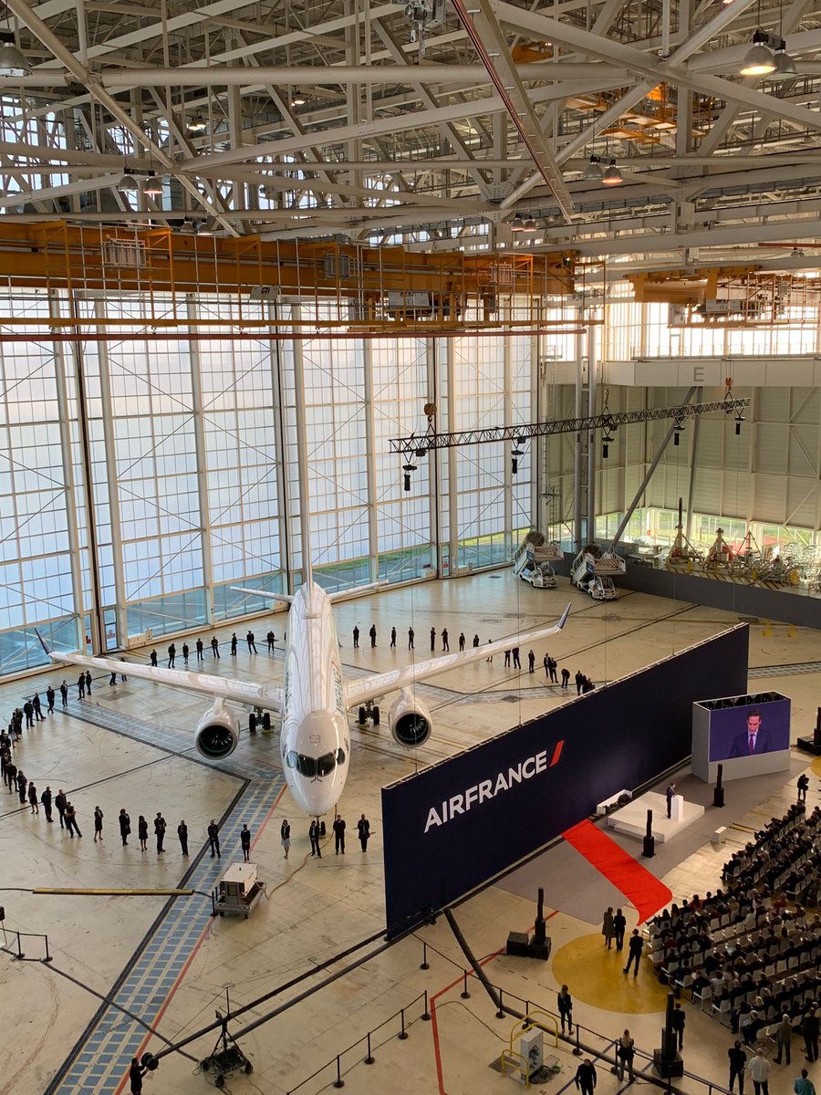 AFnewsroom's tweet photo. 🤩✈️
#BehindTheScenes #AirFranceA220 https://t.co/YVzGsEr6EA