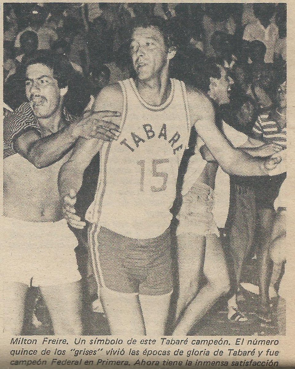 JSenorans's tweet photo. Diez años como preso político. Un codo maltrecho. Y un deseo: volver a jugar en @clubtabare. Una noche de 1982 el capitán Larralde le cedió la pelota y le dijo: “Tomá Flaco, el capitán sos vos”. Milton Freire encabezó la fila. La cancha se vino abajo. https://t.co/RMW9mDSlyh https://t.co/lkDdnj48Ww