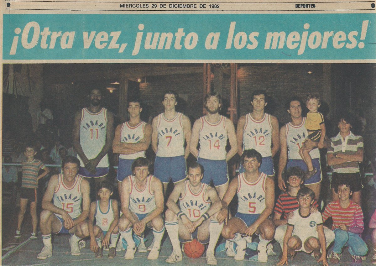 JSenorans's tweet photo. Diez años como preso político. Un codo maltrecho. Y un deseo: volver a jugar en @clubtabare. Una noche de 1982 el capitán Larralde le cedió la pelota y le dijo: “Tomá Flaco, el capitán sos vos”. Milton Freire encabezó la fila. La cancha se vino abajo. https://t.co/RMW9mDSlyh https://t.co/lkDdnj48Ww