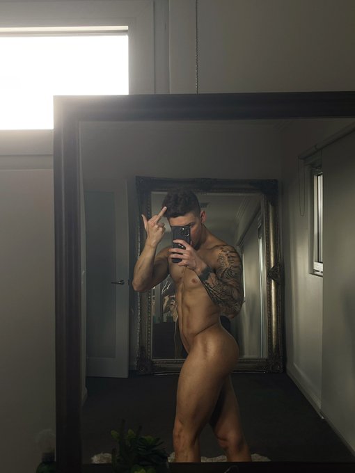 LAAAARST 👅 https://t.co/txtewFXpy2