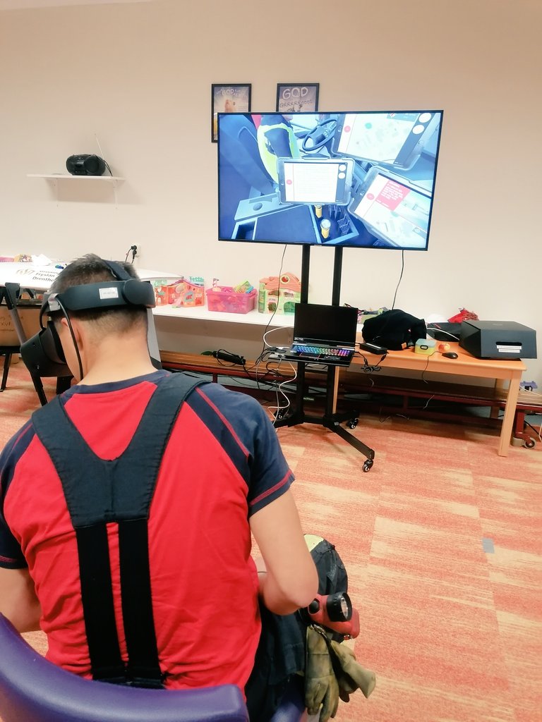 Virtueel3ND's tweet image. Vandaag, morgen, vrijdag en zaterdag de BV-themaweek in Drachten (@VakbekBRWFRL). Vijf scenario's onder de naam "It giet wer oan!". Een van de scenario's uiteraard weer uit de hoed van Virtueel3ND 😊. Weer een aantal bevelvoerders kennis gemaakt met de VR-bril. #XVR #virtueel