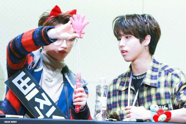 Парные авы со стрей кидс. Джисон Минхо Феликс. Феликс и Джисон из Stray Kids. Хан Джисон и Феликс. Ёнхён и Джисон