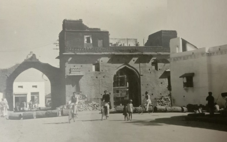 BhopalHeritage's tweet photo. Imami Gate, Bhopal. This historic double gate no longer exists. It was demolished just a few years after independence, when many gates of the Walled City, were razed. Photo by late Mr Syed Akhtar Husain.
#Heritage #History #Nawab #Begums #Bhopal #Architecture https://t.co/eEdDxkk5Fh