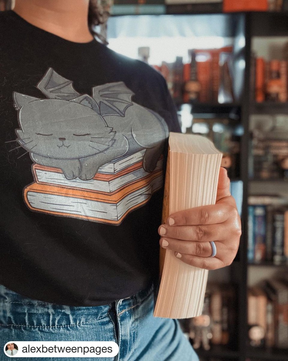 📷 via @alexbetweenpages on IG
Alex looks great in our Cat Dragon T-Shirt! It's perfect if you love cats, dragons, reading, and (let's be honest) naps 😁

USE CODE: PAGES10 to save!

emergentrealms.com//product-page/…

#catdragon #bookishmerch #bookishshirt #bibliophile #bookworm