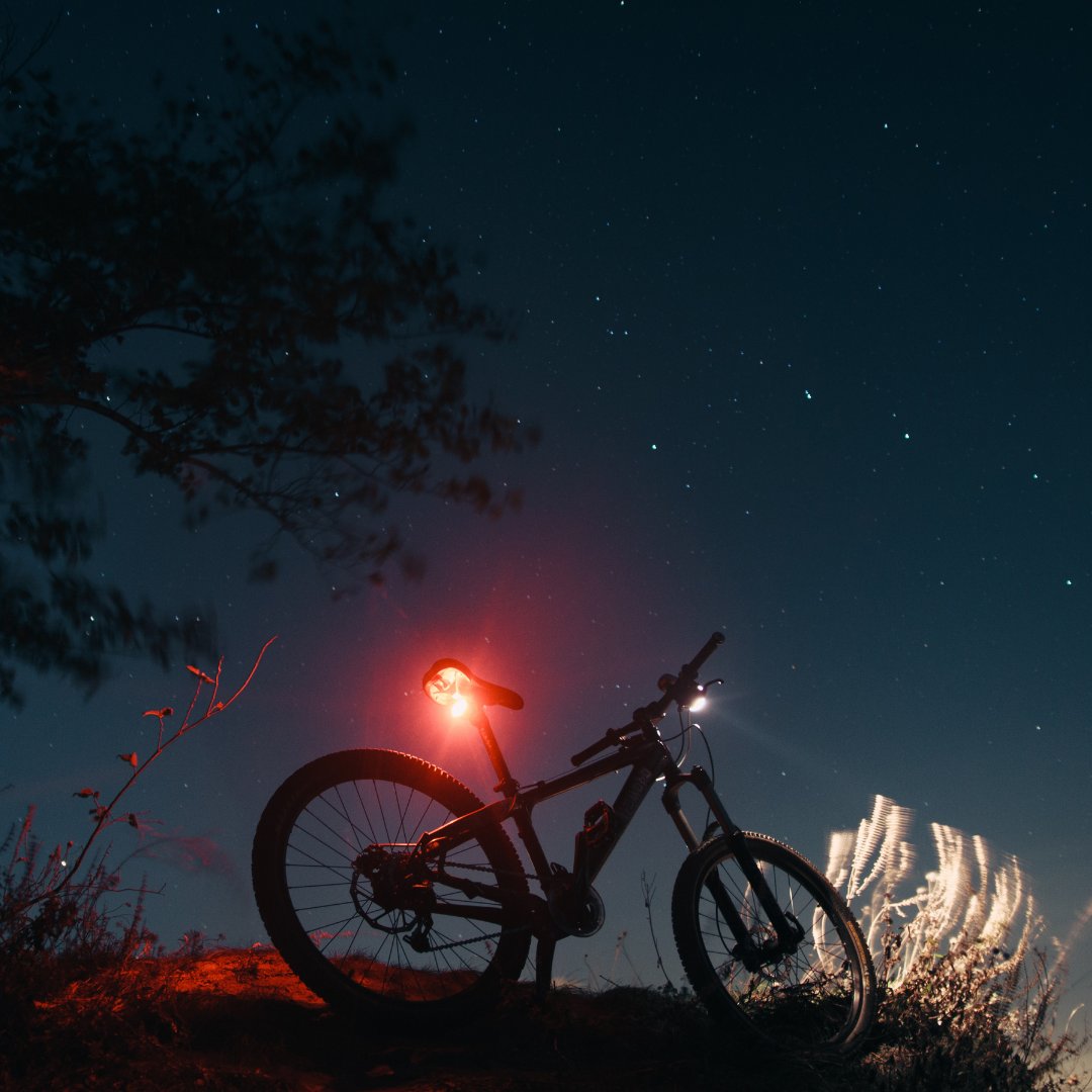 Nu het steeds donkerder wordt, zul je binnenkort je fietsverlichting weer nodig hebben. Werken jouw fietslampen nog? 🚲💡 Maak je klaar voor de donkere dagen! ➡️ bit.ly/3A9JSC5