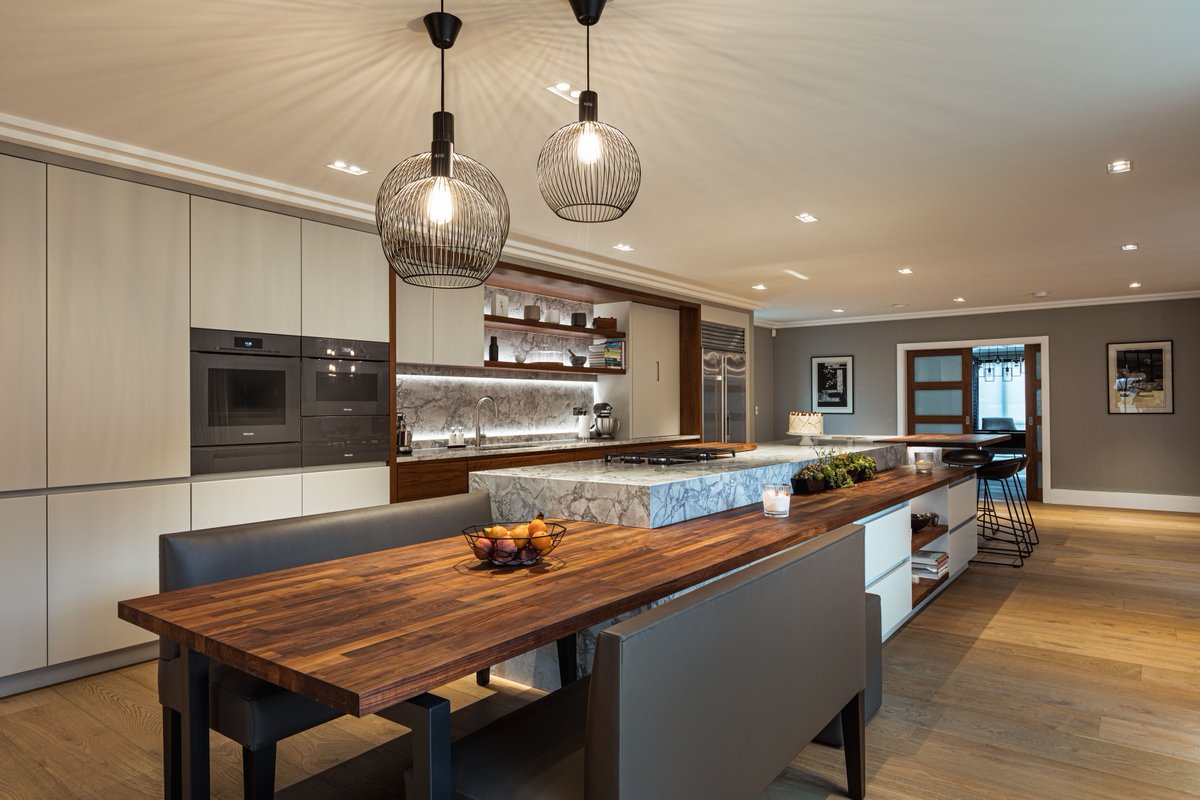 stonehamkitchen's tweet image. Our Fusion Pro #furniturerange was utilised throughout this #luxurykitchen design, offering elegant smooth surfaces with #handleless drawers. Dark tones of walnut from our Vibe range were also incorporated giving a cosy feel. Read the case study: bit.ly/3zl4Xbz