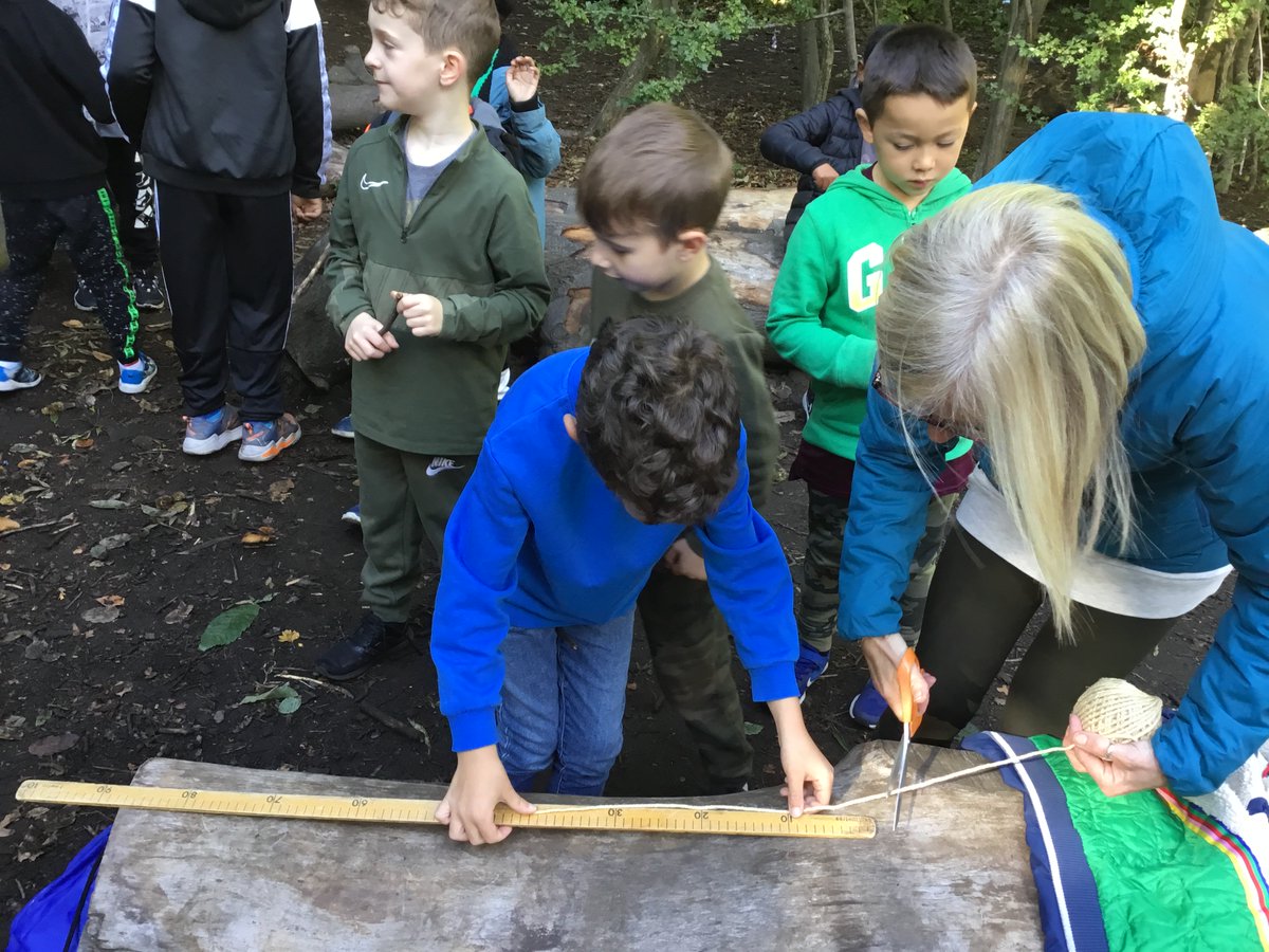 BalgreenPrimary's tweet photo. #Primary3a are now experts at tying two half hitch knots. They learned how to do this knot in class, then practiced the skill during Outdoor Learning. They also practiced measuring as well. Look at their knots! https://t.co/J7L7DBxykH