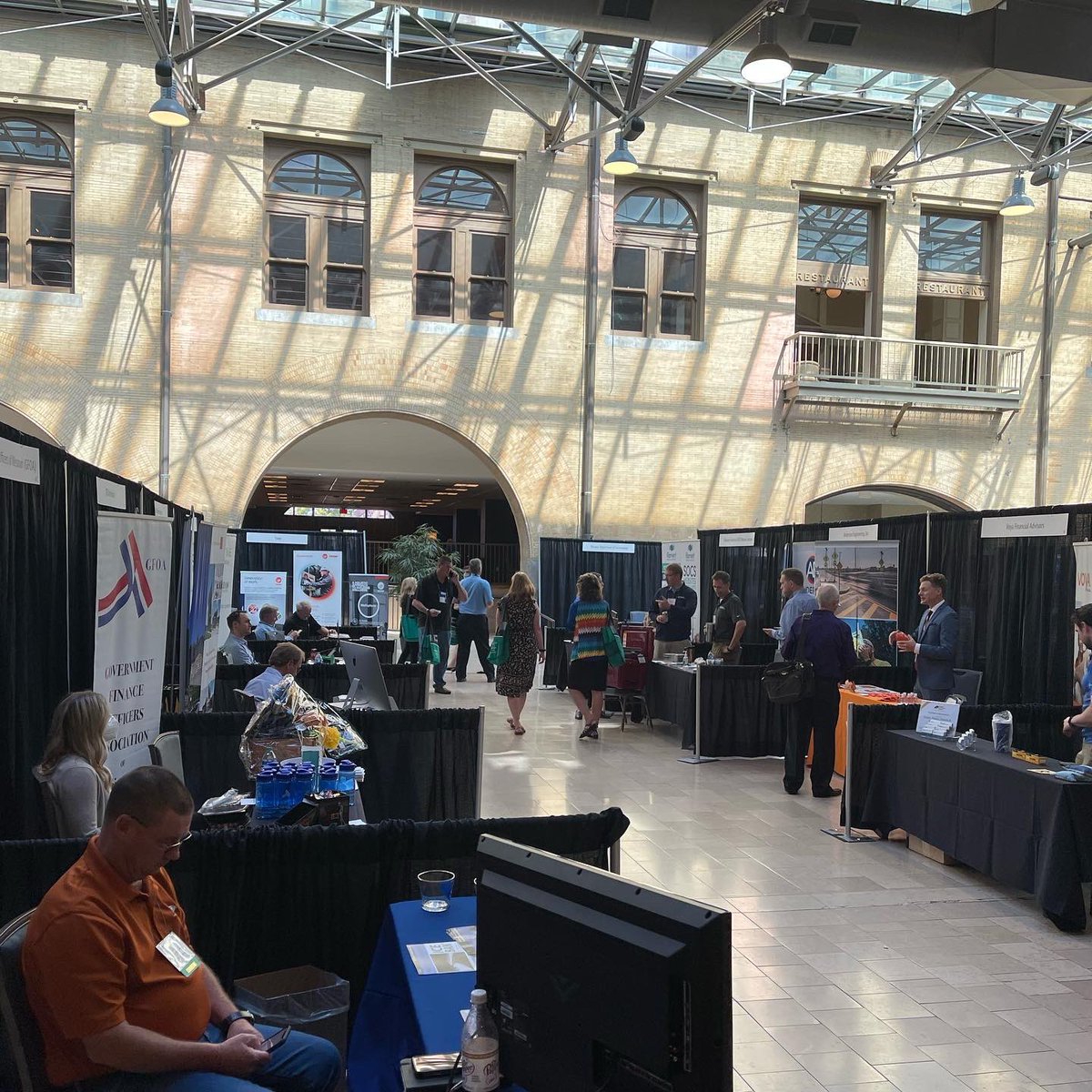 redoakmeetings's tweet photo. As live events continue to march along, we had the opportunity to assist the Missouri Municipal League with their Annual Conference this week at @UnionStationSTL . #mml21 #Missouri #StLouis #tradeshow #events #eventplanner #LiveEvent https://t.co/0tSX4kZ46K