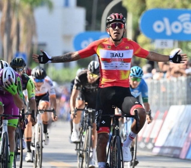 RICHARDTAPIAN's tweet photo. #ciclismo #NOTICIA #ciclismoderuta
#JuanSebastiánMolano #UAETeamEmirates se impuso por segunda jornada consecutiva en el Giro di Sicilia 2021, trazado 173 k. El #colombiano aprovechó un lanzamiento por parte de sus compañeros y remató ante #FilippoFiorelli y #MatteoMoschetti. https://t.co/xVZf9xT0zZ