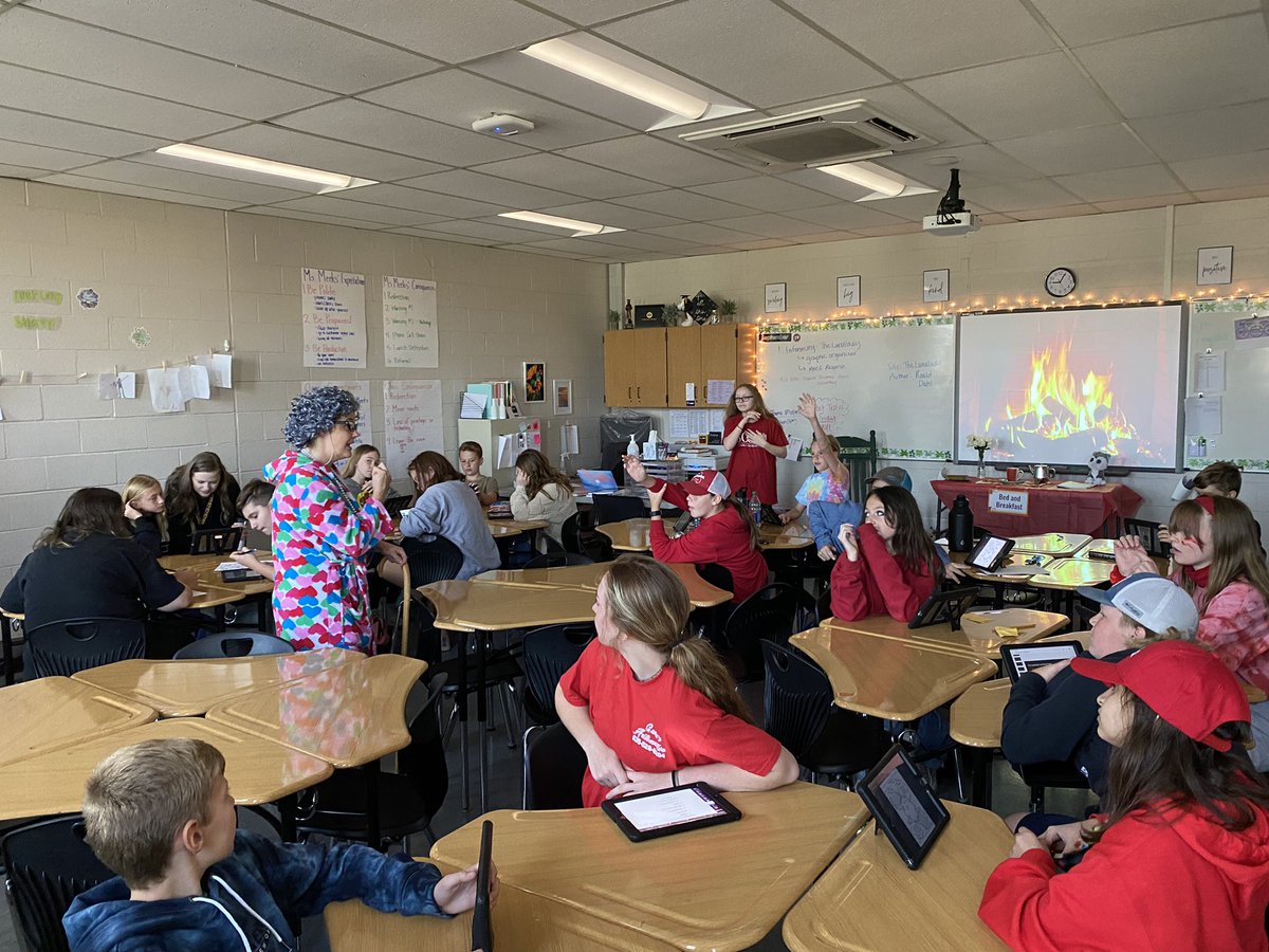 KEGreerEducator's tweet photo. Thank you @TSMWRIGHTK for your guest appearance as the Land Lady into our 7th grade classes to help student with inference and evidence to support it.  @TMS_Trojans #RelentlessTMS https://t.co/c7iub9F4Vv