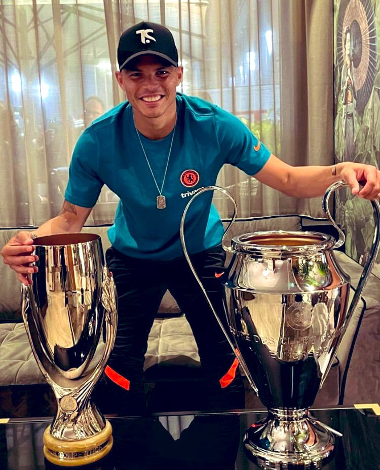 ChildofGrace_01's tweet photo. Yah know there are levels to this Shit? All I can see is a Champion Embracing his Trophies 🏆🏆.. #CFC #TSilva https://t.co/wS2K6CEanz